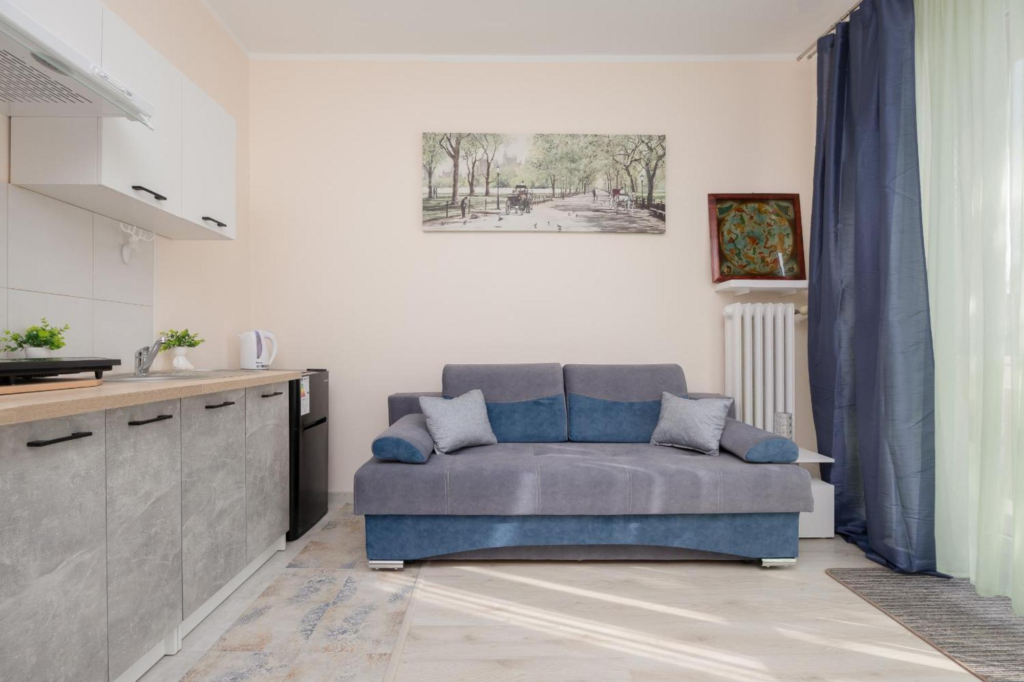 With Balcony 180 M To The Royal Baths By Renters Apartament